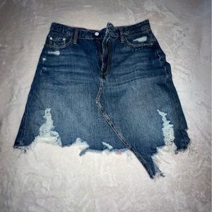Denim skirt. Size 29. NBW. No tags. Guess.